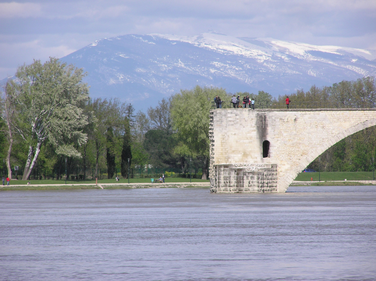 Quand le Pont St Benezeth s'abrite sous le mont Ventoux