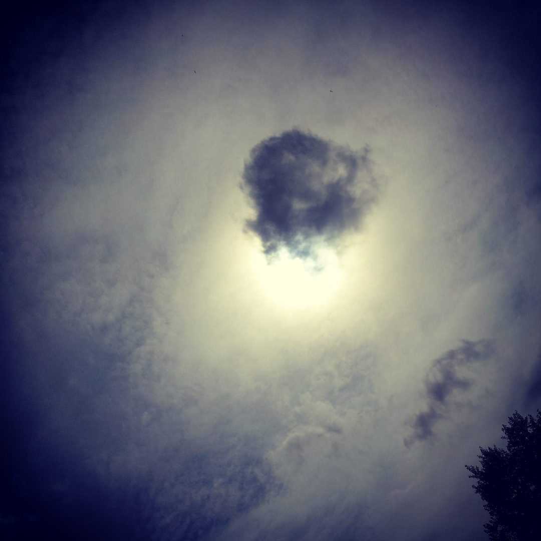 Quand le soleil a rendez-vous avec une boule de nuage