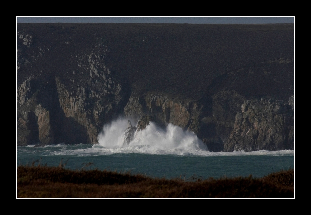 " Quand les vagues essayent de grimper sur la falaise qui doit faire 50m de haut ?? "