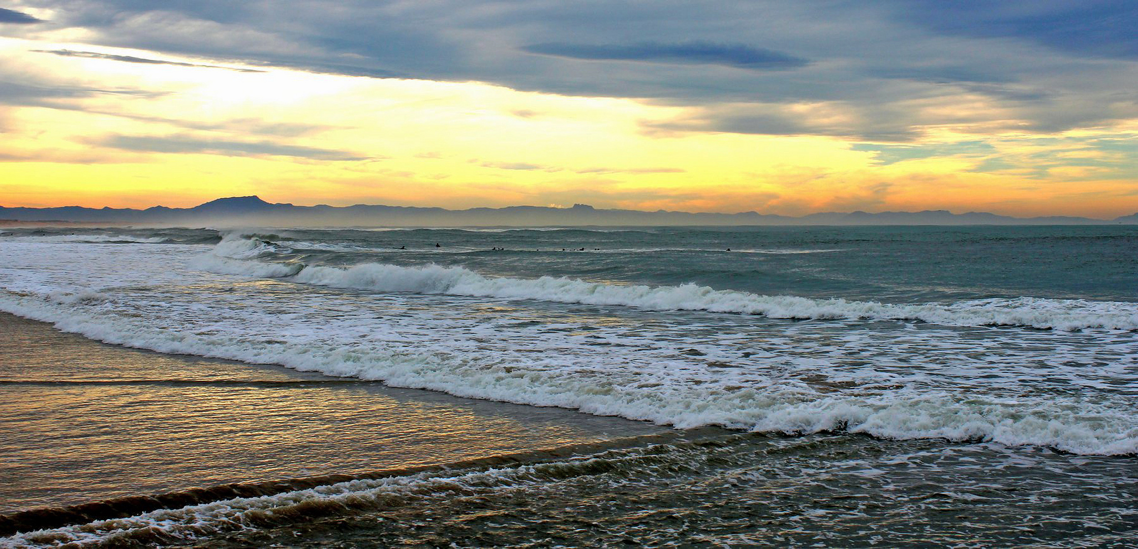 Quand les Vagues Lissent le Sable...