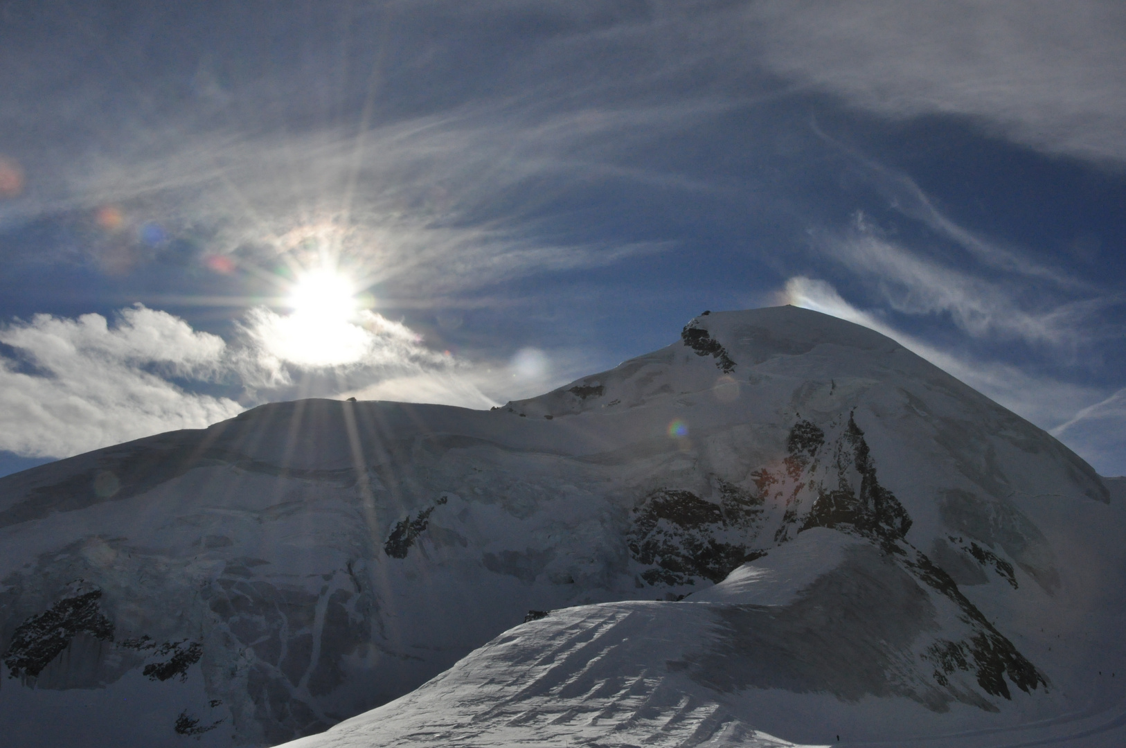 Quand montagnes et nuages ondoient dans le soleil