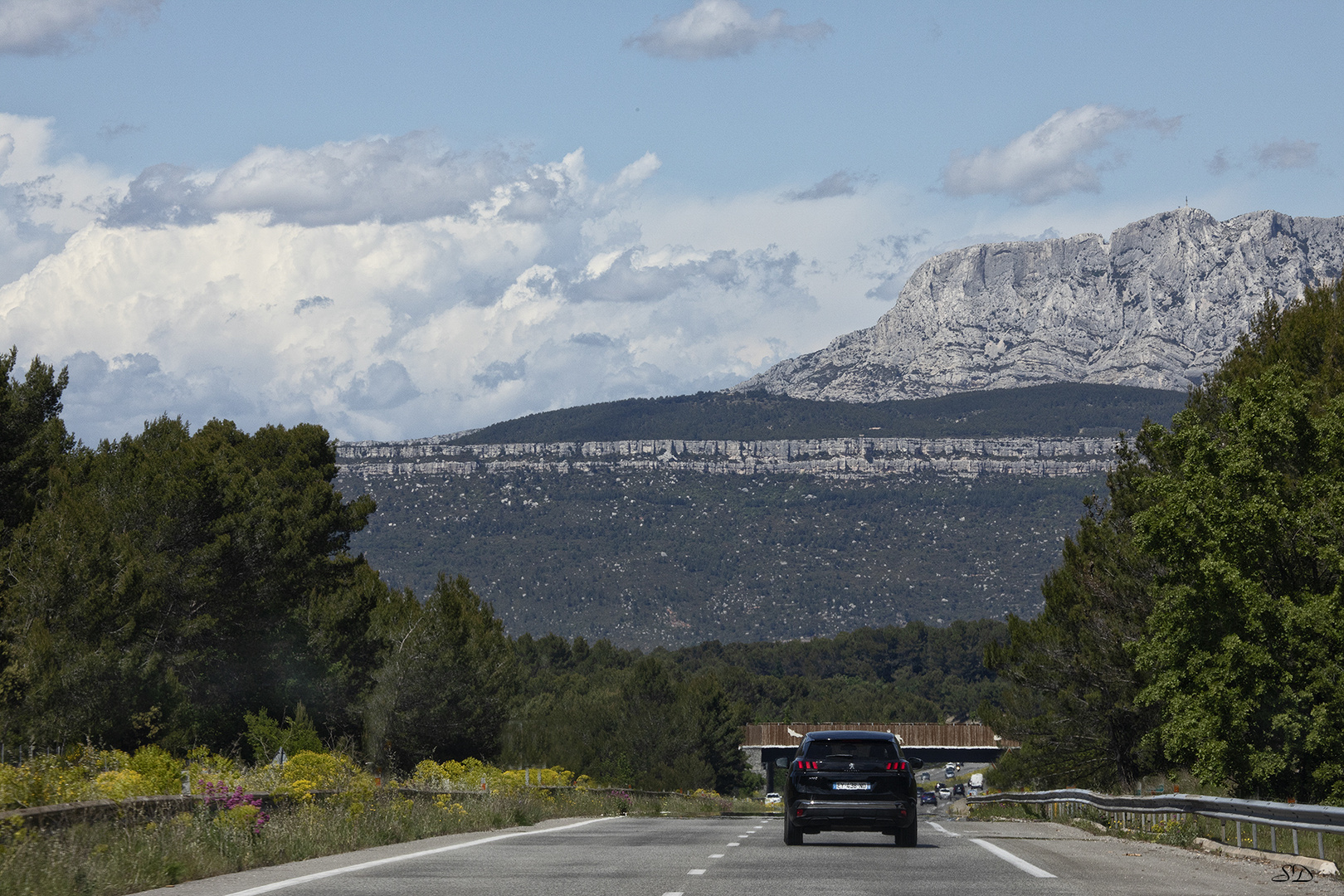 Quand Sainte Victoire barre  la route  .