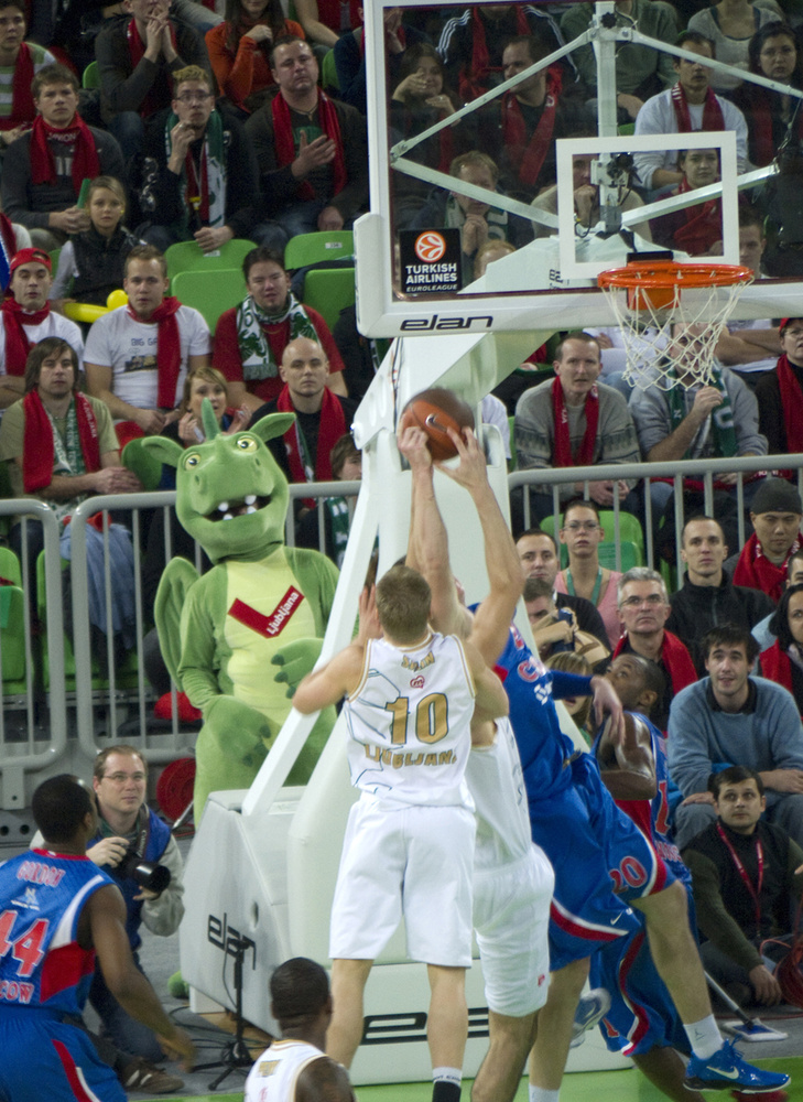 Quando il basket riempie il palazzetto...