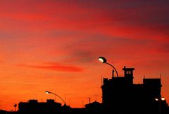 Quando il rosso di sera nel ciel impazza, è segno che ci vedremo diman in piazza!