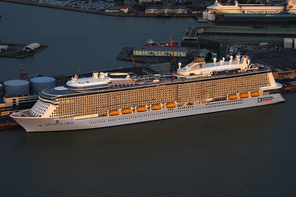 Quantum of the Seas im Sonnenuntergang in Bremerhaven