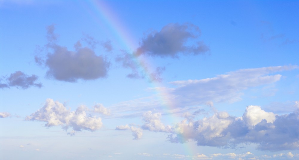 Quardando il cielo e le      nuvole che si rincorrono ,appare un arcobaleno .