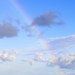 Quardando il cielo e le      nuvole che si rincorrono ,appare un arcobaleno .