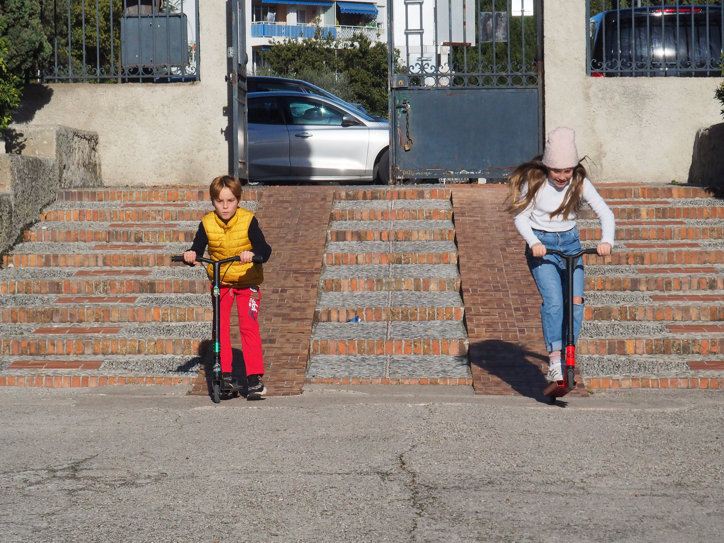 Quatre bras, jambes, roues…