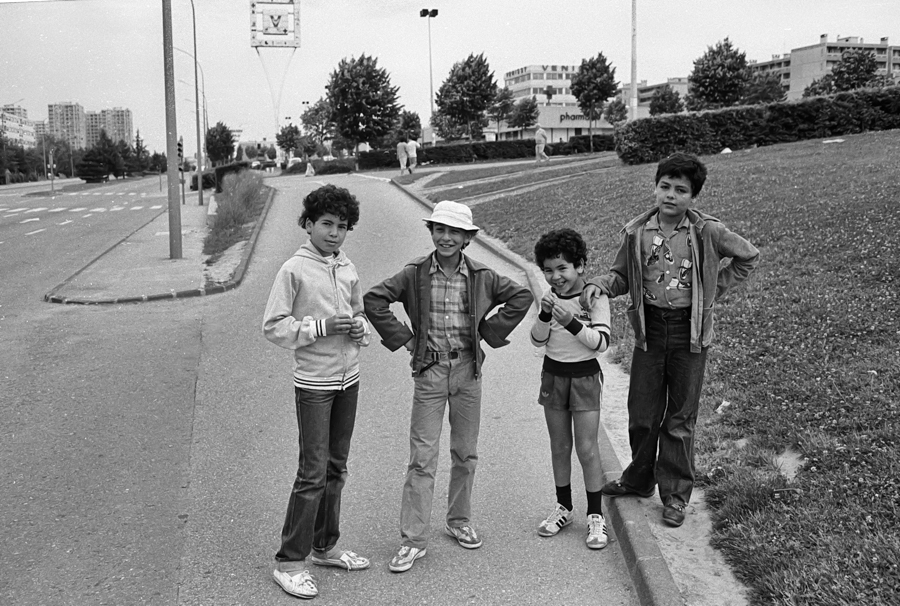 quatre jeunes, il y a 4 fois 10 ans