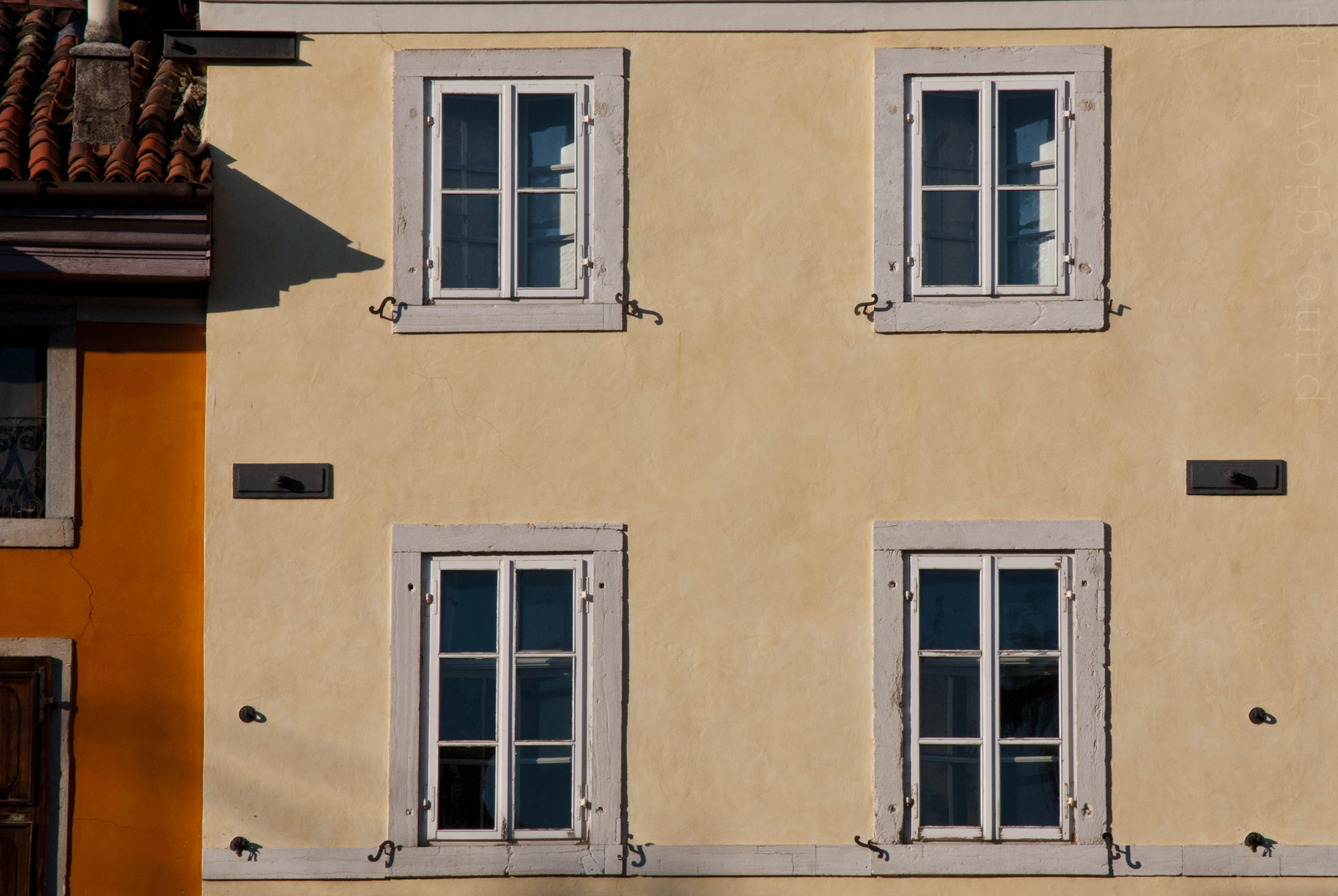 quattro finestre con cornice grigia...