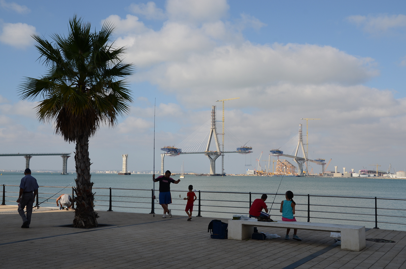 ¿Que construyen un puente? A mí plin, que yo sigo pescando ...