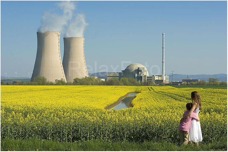 "Que sera?" - Mutter und Sohn umarmen sich vor Rapsfeld und Atomkraftwerk