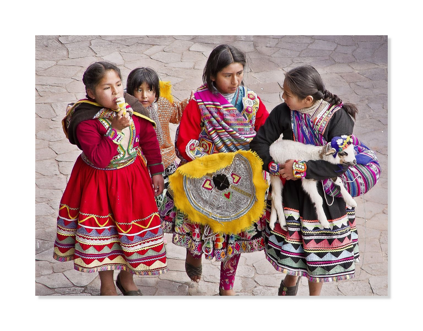 Quechua Indios Kinder mit ihren bunten Faltenröcken