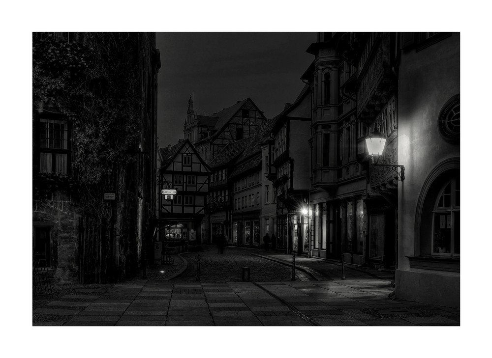 Quedlinburg - Centrum " Kleine Gasse am Abend_SW "