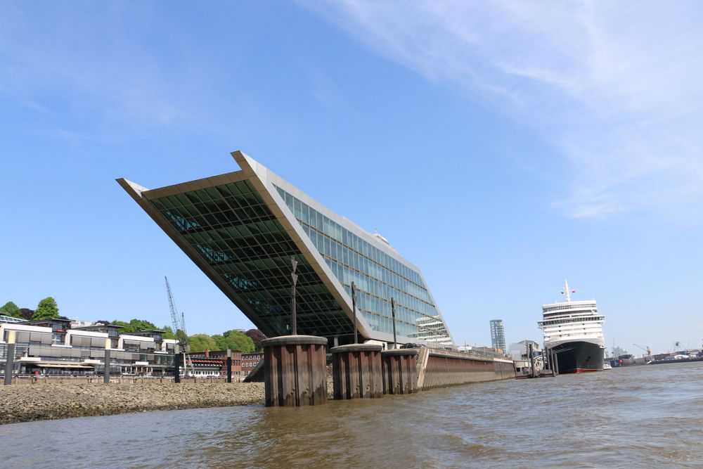 Queen Elisabeth 2 in Hamburg