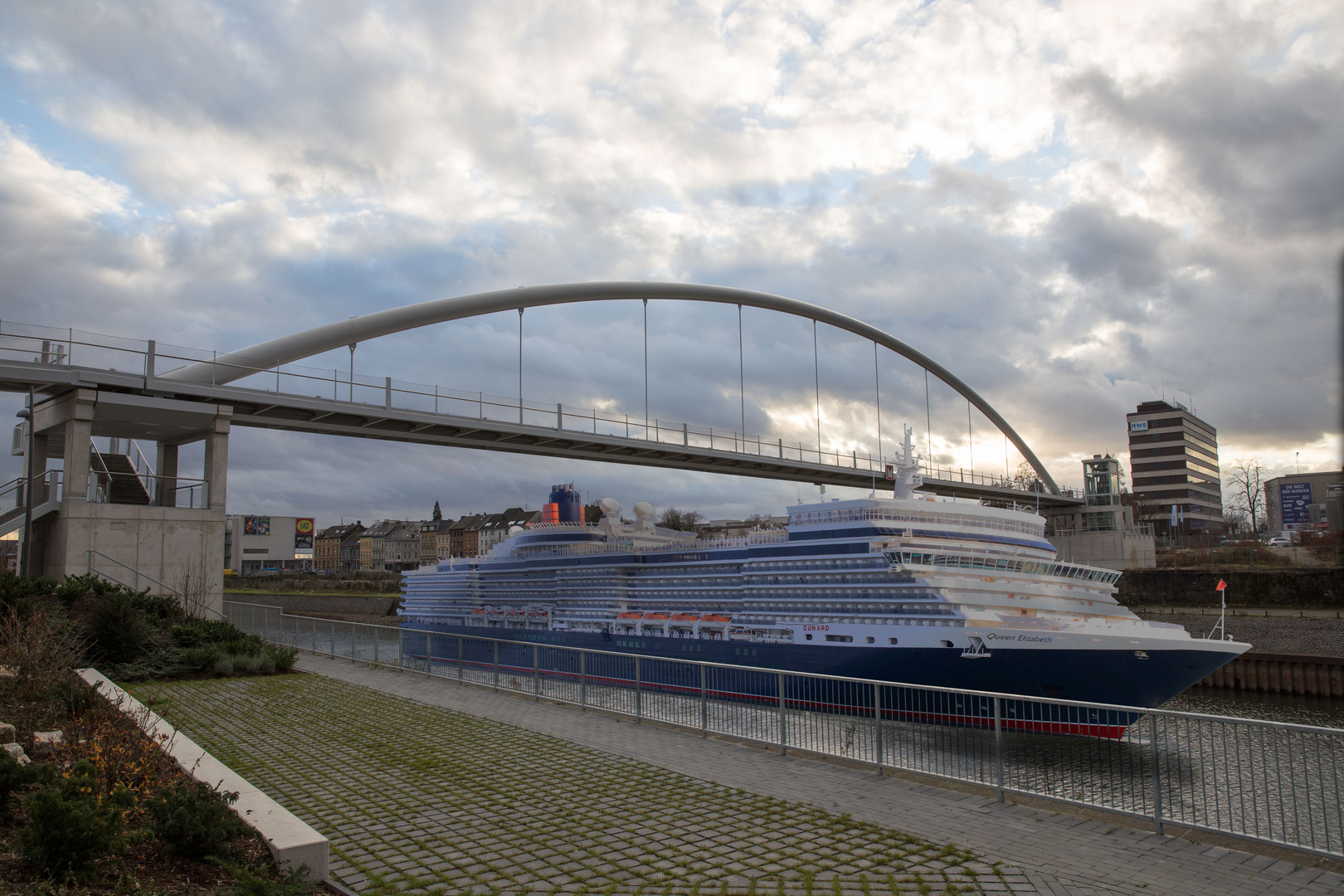 Queen Elisabeth im Neusser Hafen