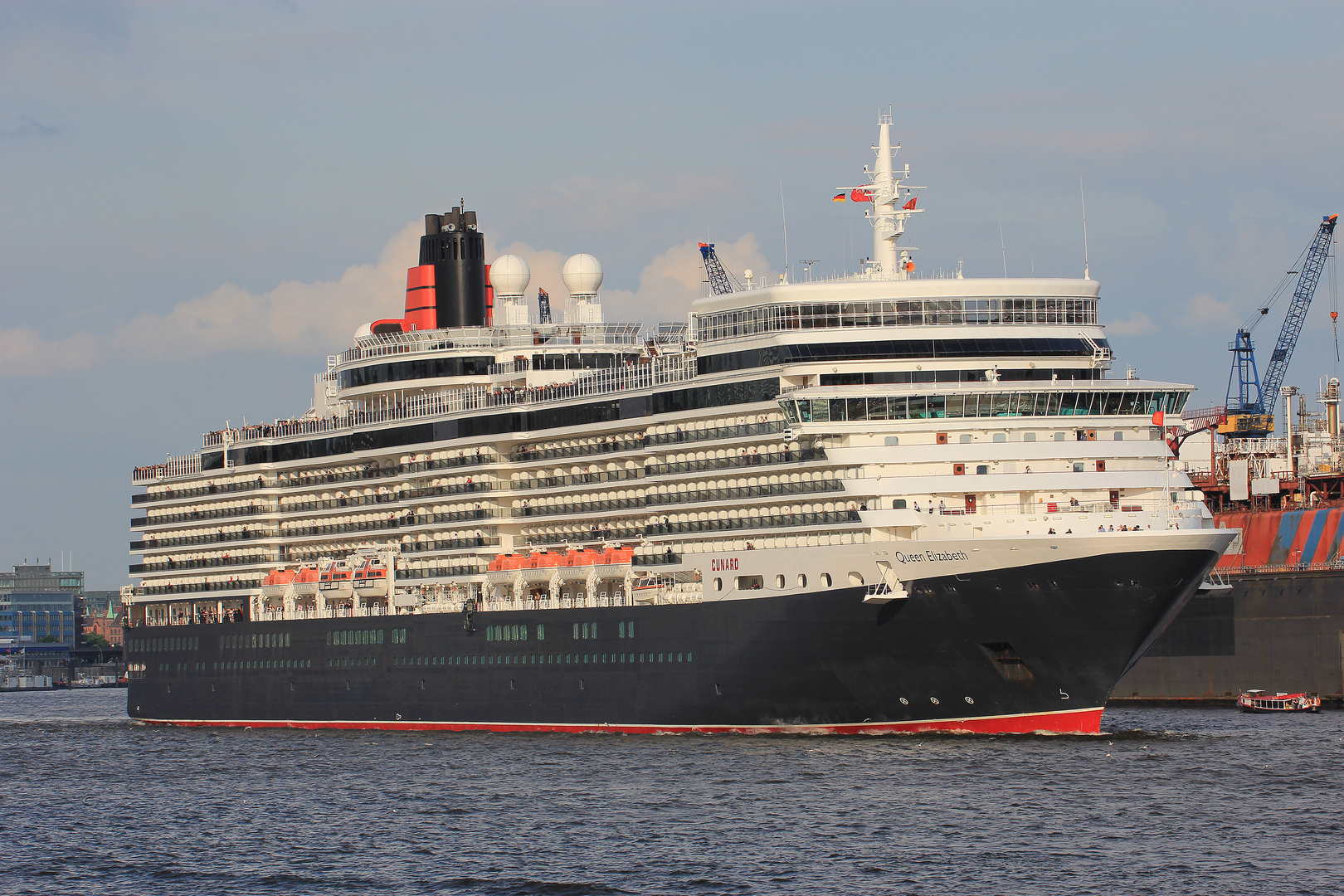 Queen Elisabeth verläßt Hamburg