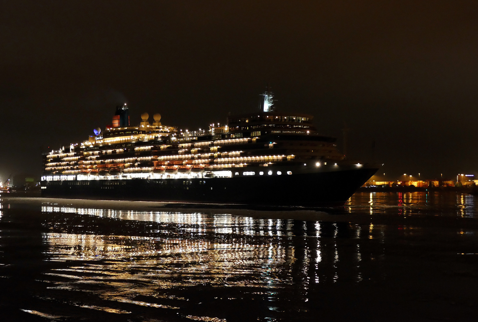 Queen Elizabeht verlässt den Hafen in Hamburg