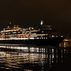 Queen Elizabeht verlässt den Hafen in Hamburg