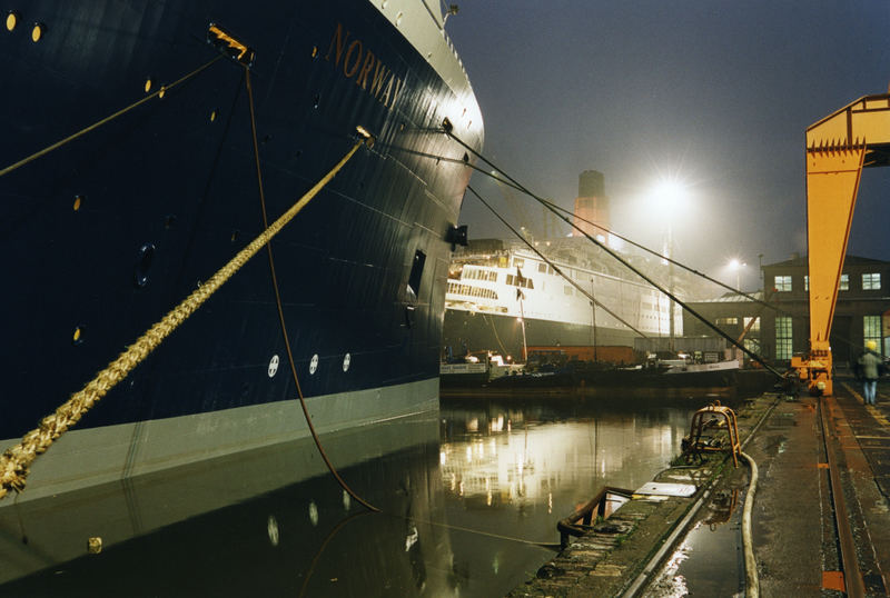 Queen Elizabeth 2 und Norway, Lloyd-Werft Bremerhaven, 24.11.2001