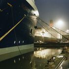 Queen Elizabeth 2 und Norway, Lloyd-Werft Bremerhaven, 24.11.2001