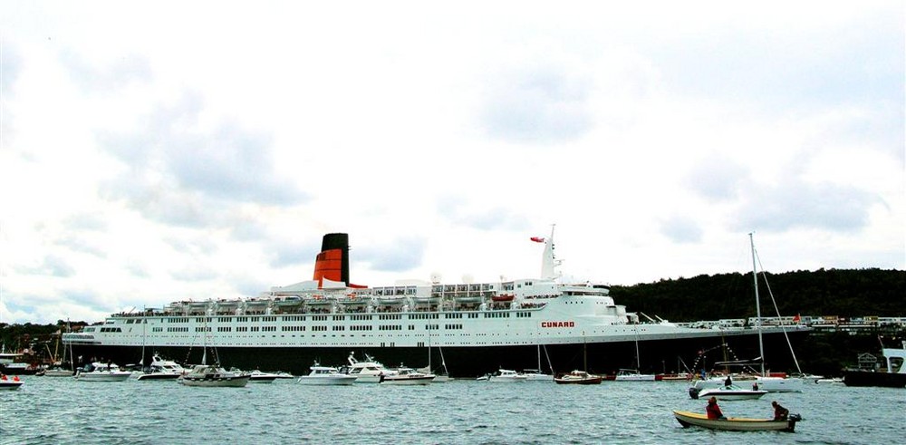 QUEEN ELIZABETH 2 verlaesst STAVANGER -3-