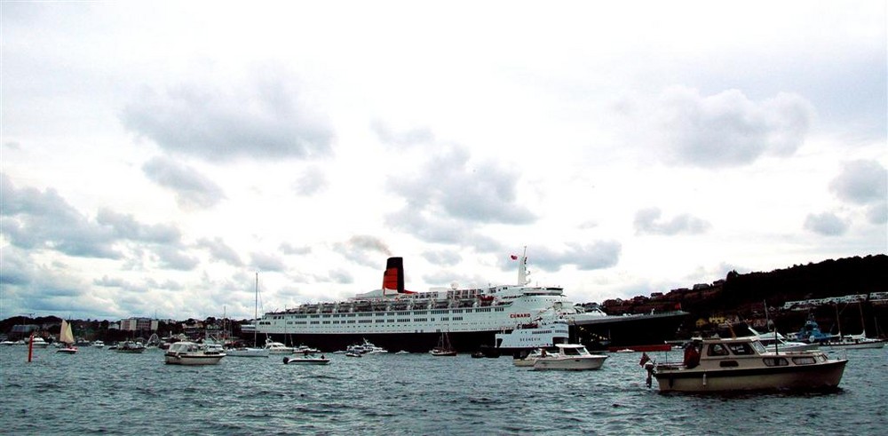 QUEEN ELIZABETH 2 verlaesst STAVANGER -4-