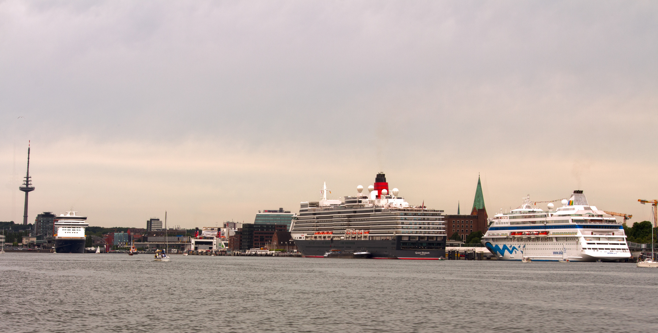 Queen Elizabeth , AIDACara und Color Fantasy in Kiel am 11.07.2015