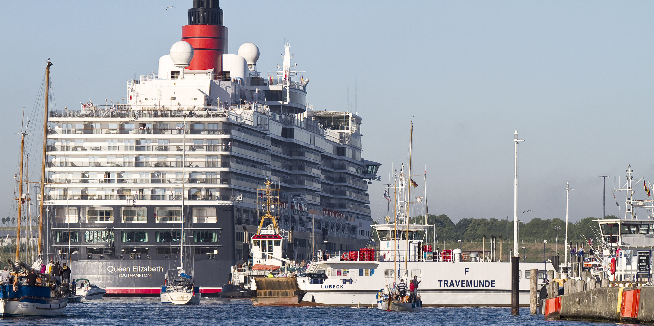 Queen Elizabeth - Gewusel im Hafen