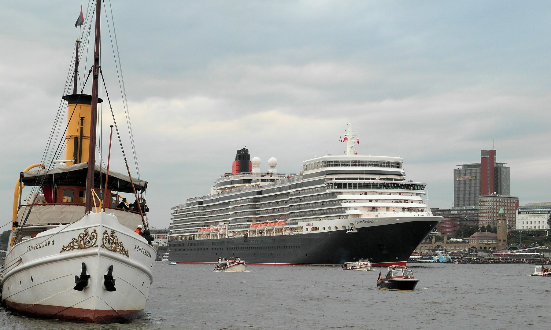 Queen Elizabeth im Hamburger Hafen - 15.07.2012