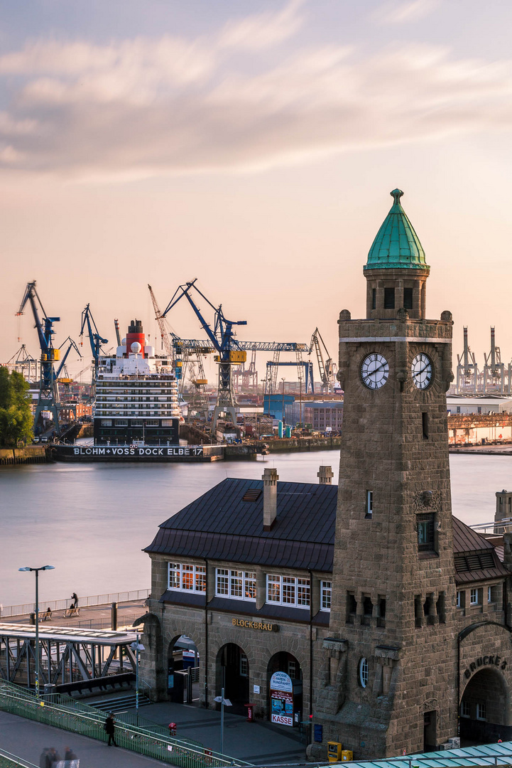 Queen Elizabeth in den Hamburger Docks von Blohm + Voss