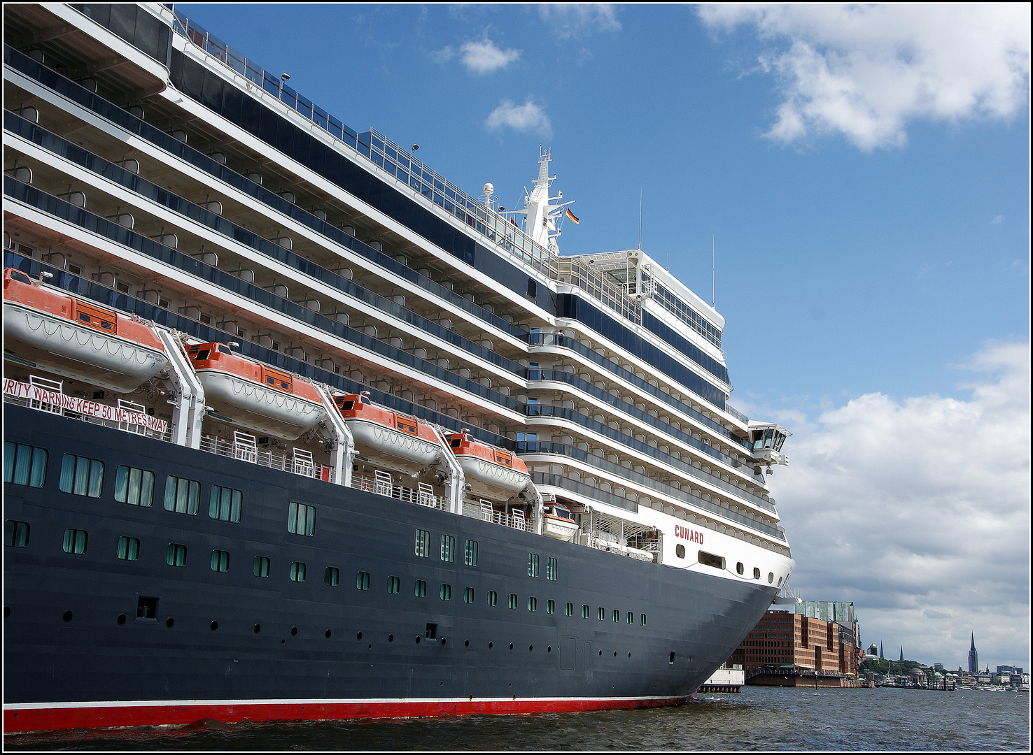 "Queen ELIZABETH" in Hamburg