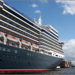 "Queen ELIZABETH" in Hamburg