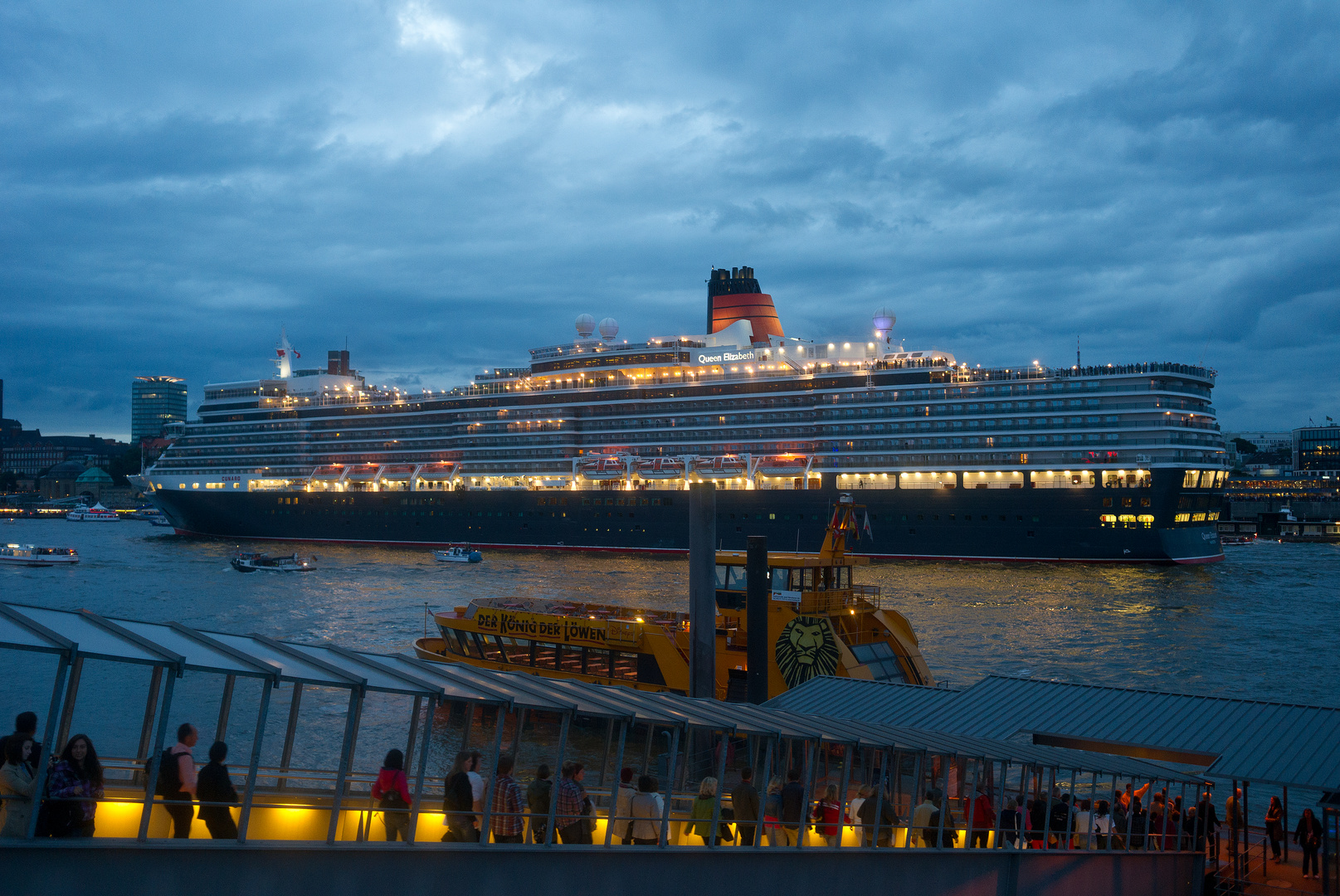 Queen Elizabeth leaving Hamburg