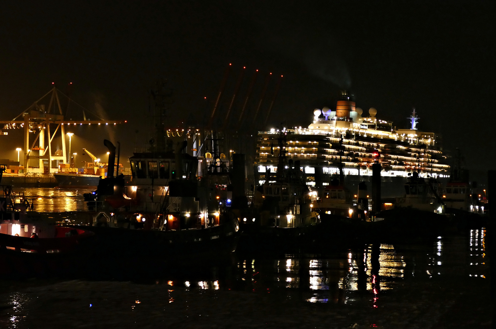 Queen Elizabeth verlässt den Hamburger Hafen