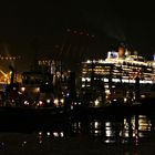 Queen Elizabeth verlässt den Hamburger Hafen