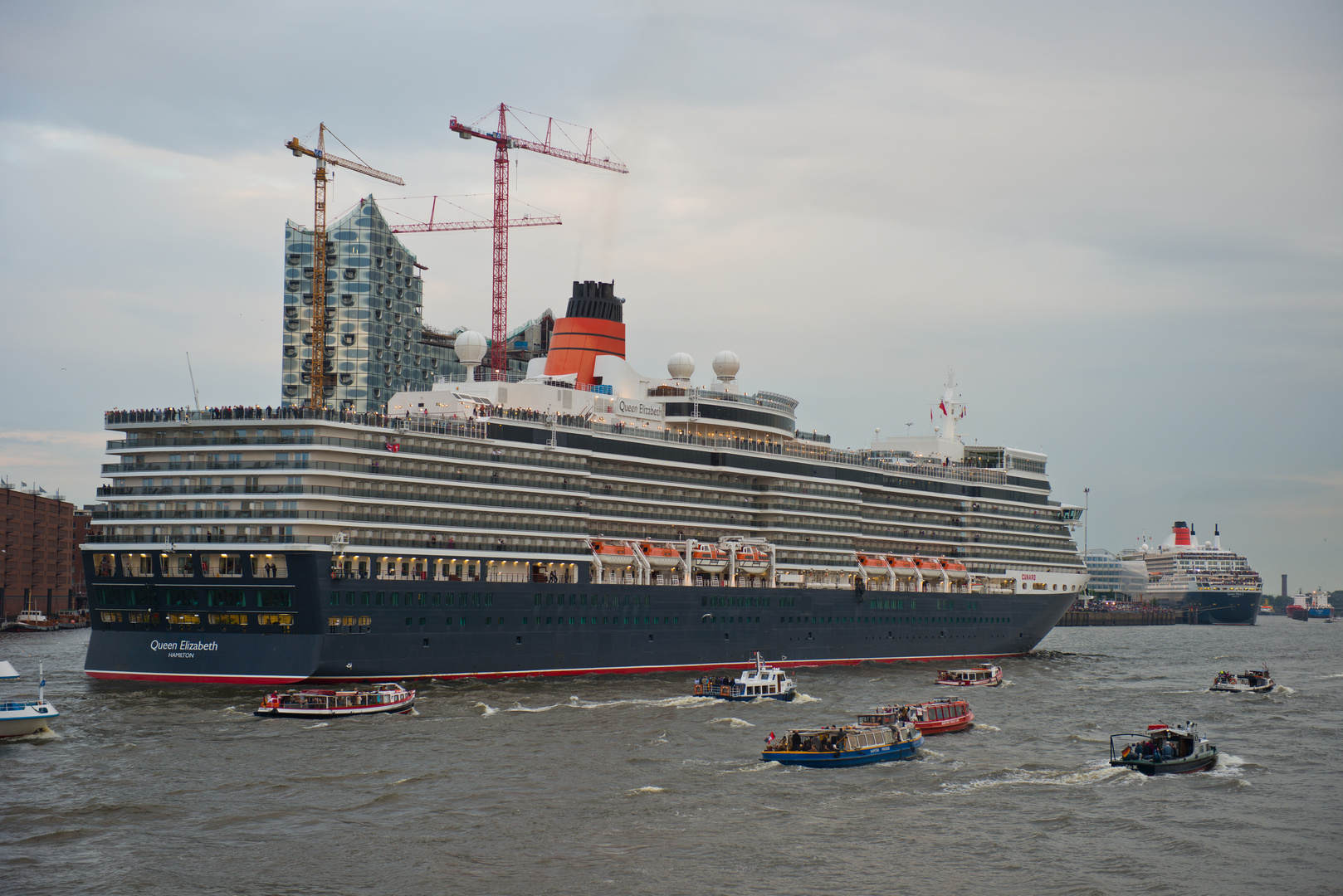 Queen Elizabeth visiting QM 2