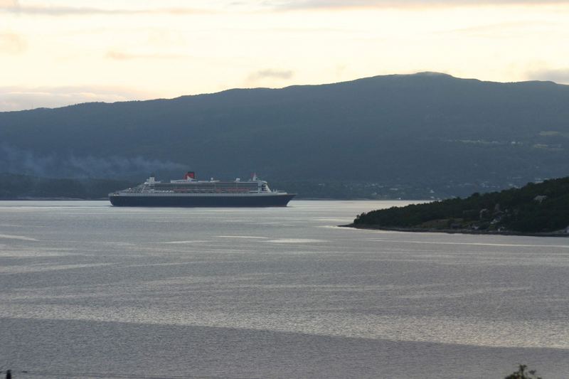 Queen Marry2 Im Fjord vor Hundeidvik Norwegen 30.07.2005 ca. 4.30h