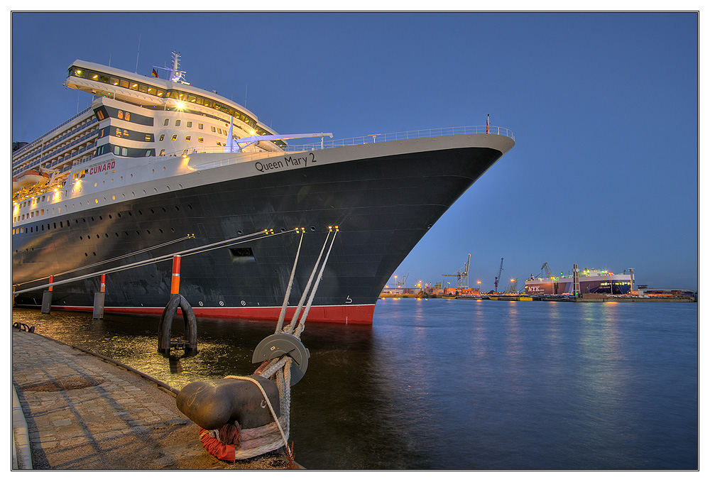 Queen Mary 2 - 2010 in Hamburg