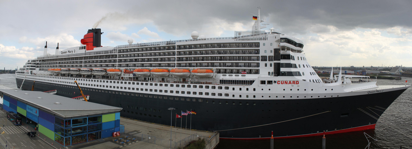 Queen Mary 2 am Cruise Center Hamburg