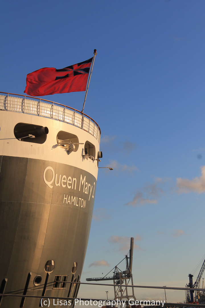 Queen Mary 2 am späten Nachmittag