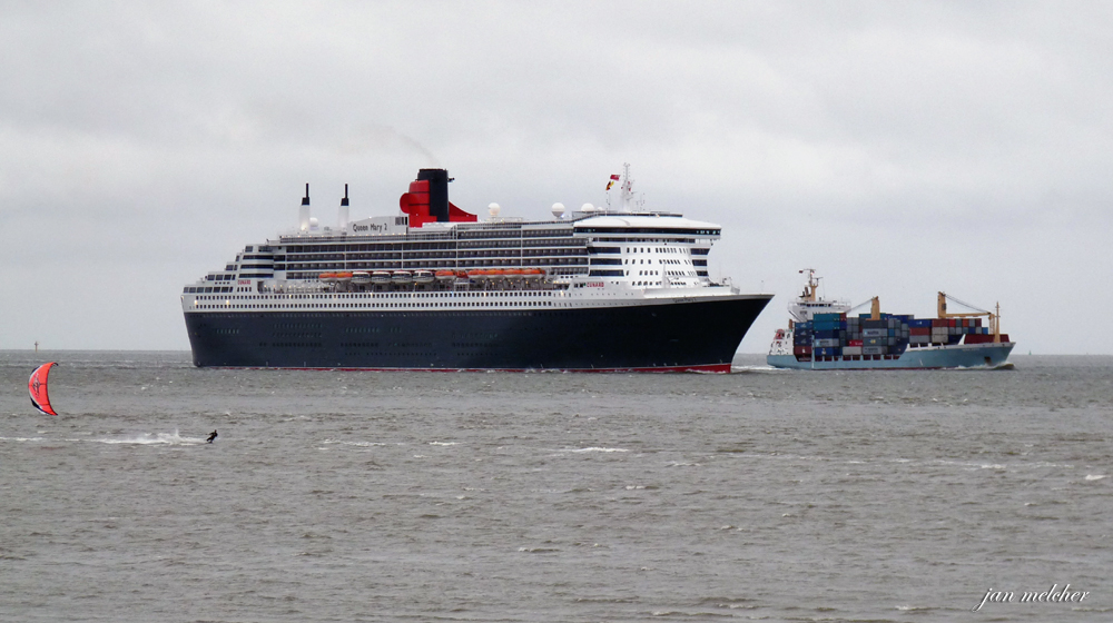 Queen Mary 2 - Anfahrt auf Cuxhaven