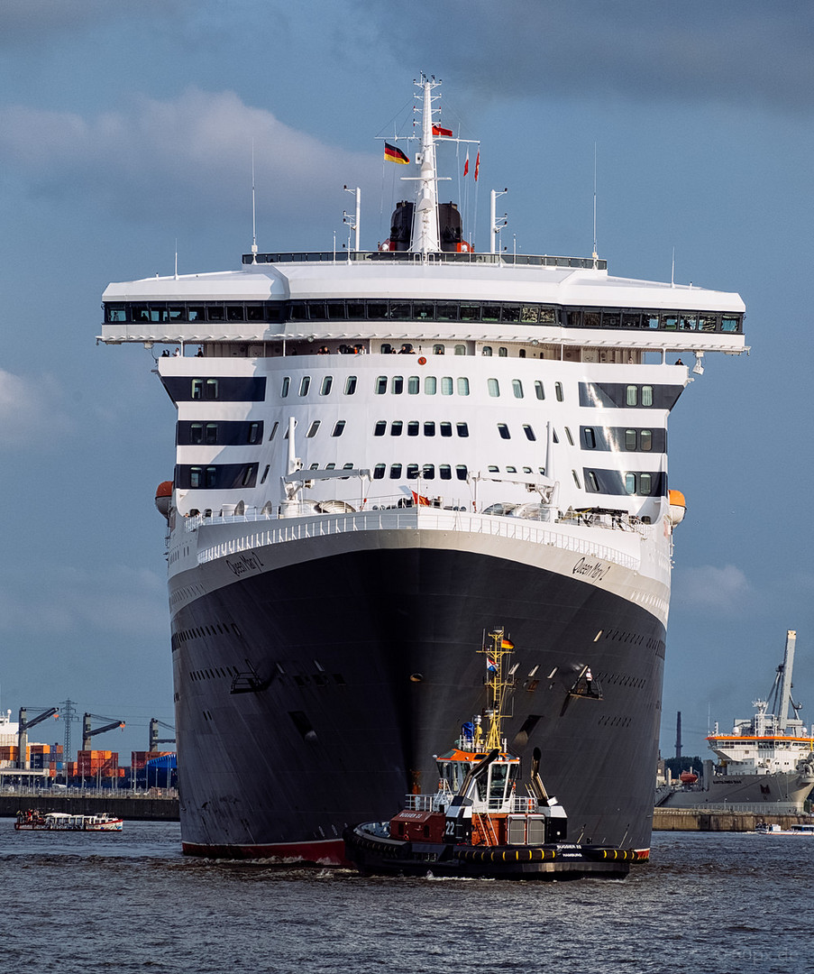 Queen Mary 2 auf dem Weg zum Eindocken