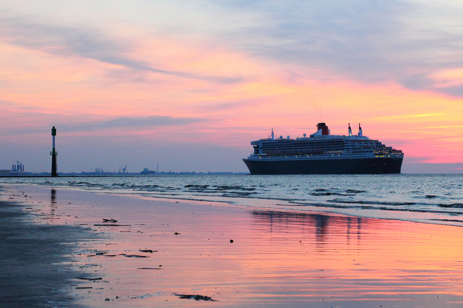 Queen Mary 2 auf der Elbe bei Otterndorf