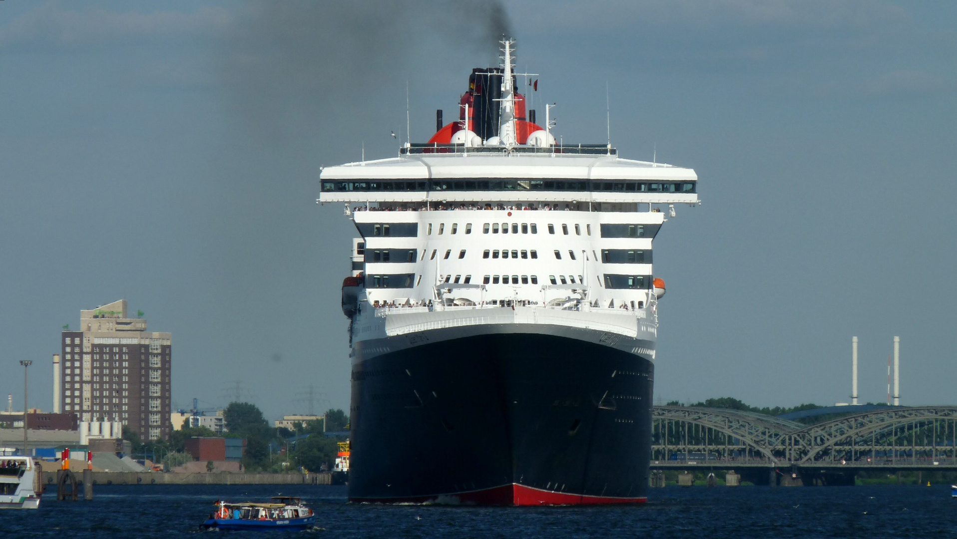 Queen Mary 2 - Auslaufen Hamburg Juni 2011