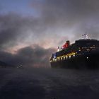 "Queen Mary 2" auslaufend Hamburg in Höhe Blankenese