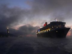 "Queen Mary 2" auslaufend Hamburg in Höhe Blankenese