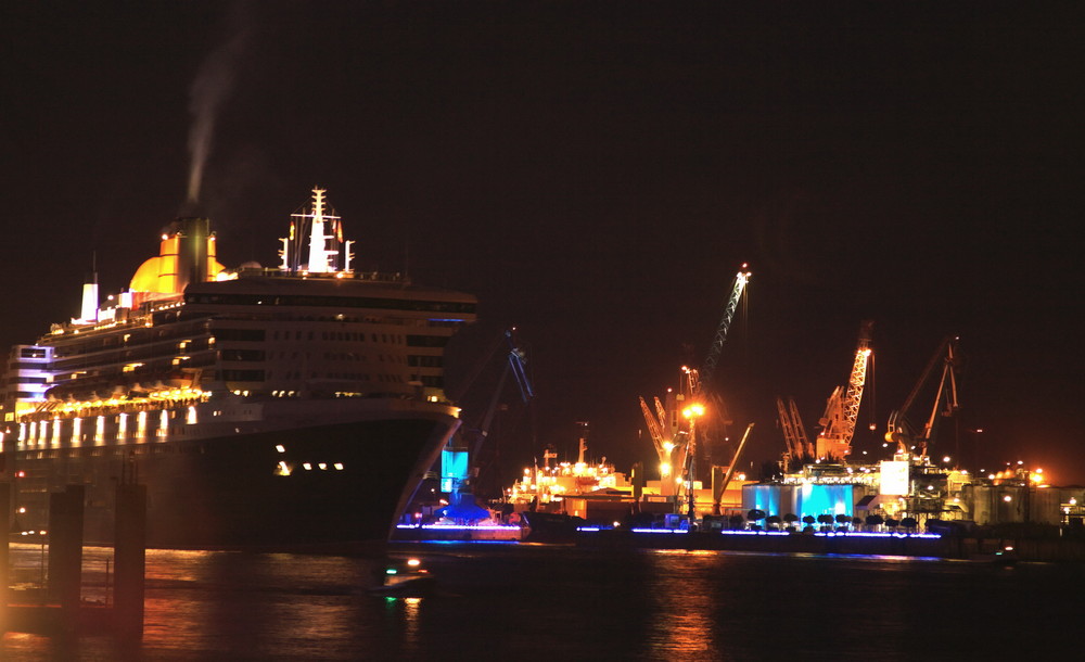 Queen Mary 2 bei den Cruise Days ....auslaufen