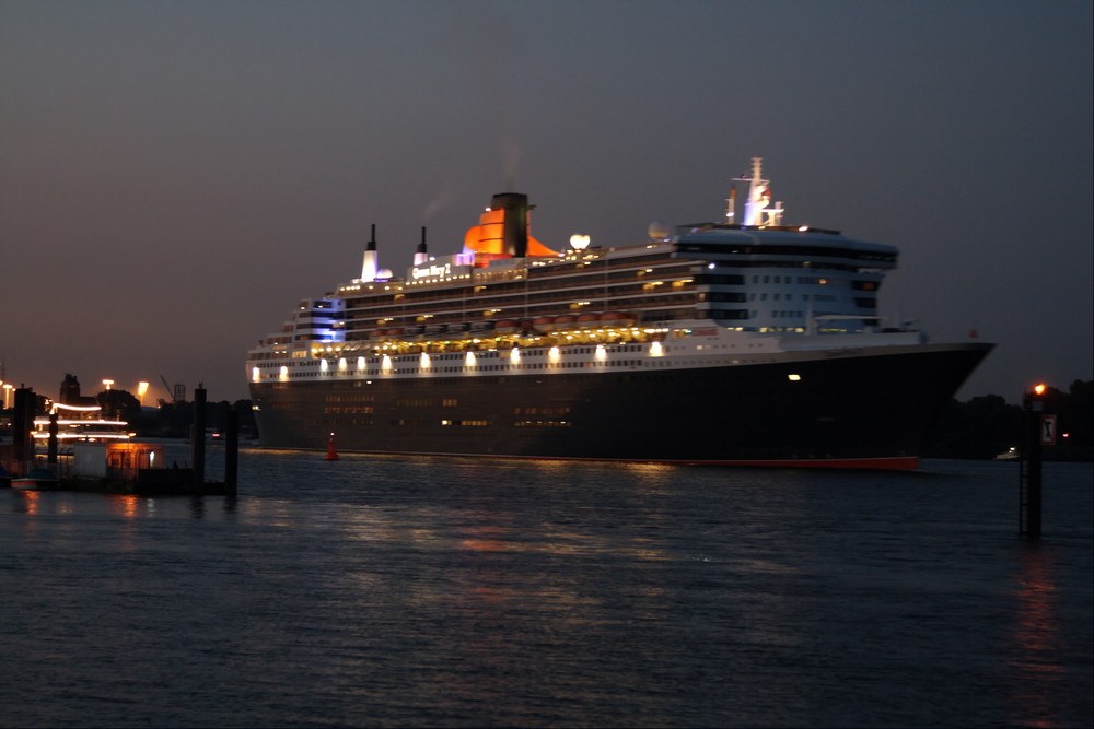 Queen Mary 2 bei den Cruise Days .... Höhe Teufelsbrücke 2