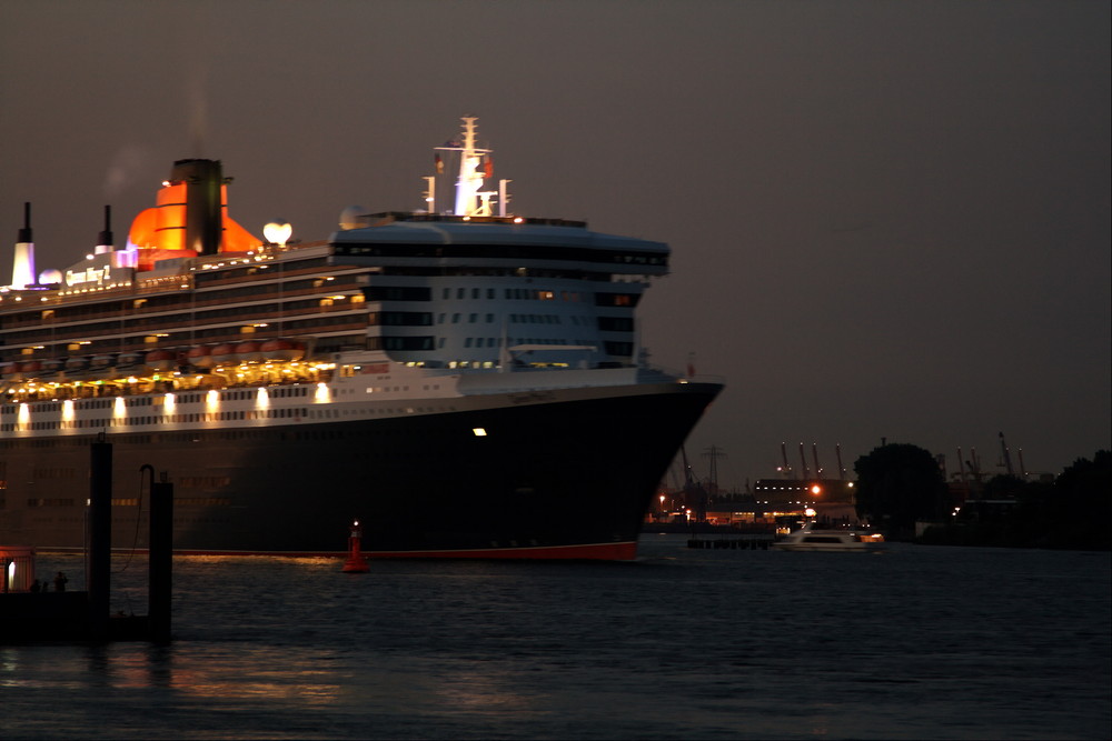 Queen Mary 2 bei den Cruise Days .... Höhe Teufelsbrücke